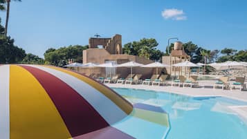 8 piscines extérieures, parasols de plage, chaises longues