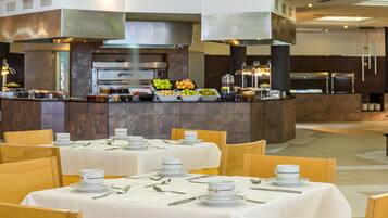 5 restaurantes; se sirven desayunos, comidas y cenas