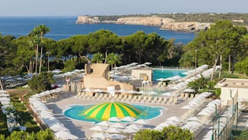 8 Außenpools, Sonnenschirme, Liegestühle