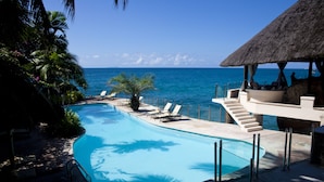 Outdoor pool, pool umbrellas, sun loungers - Sunset Beach Hotel (Mahé Island)