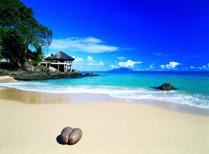 Beach - Sunset Beach Hotel (Mahé Island)