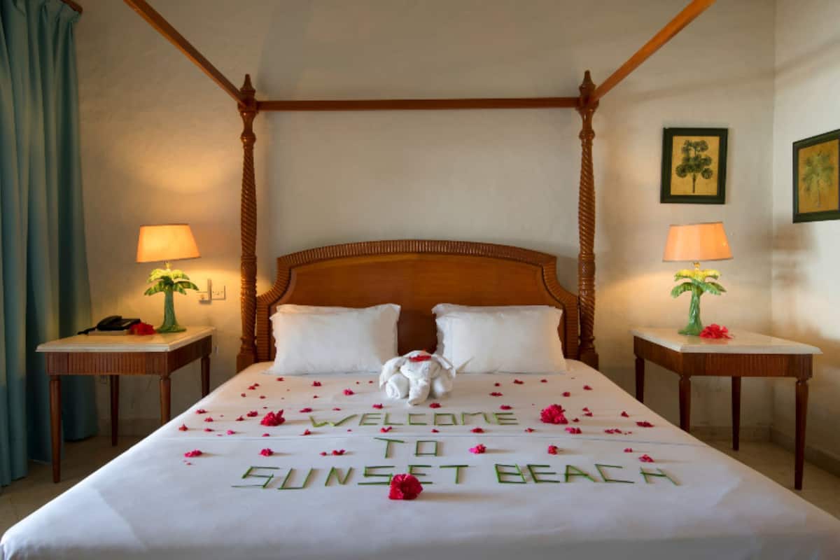 Room, Ocean View | Minibar, in-room safe, desk, iron/ironing board (on request)