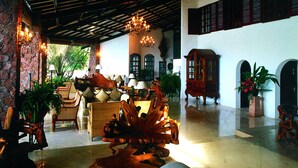 Lobby sitting area - Sunset Beach Hotel (Mahé Island)