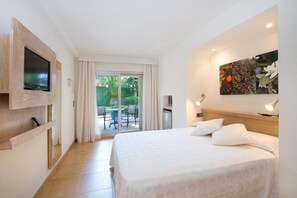 Escritorio, cortinas opacas, sistema de insonorización y wifi gratis