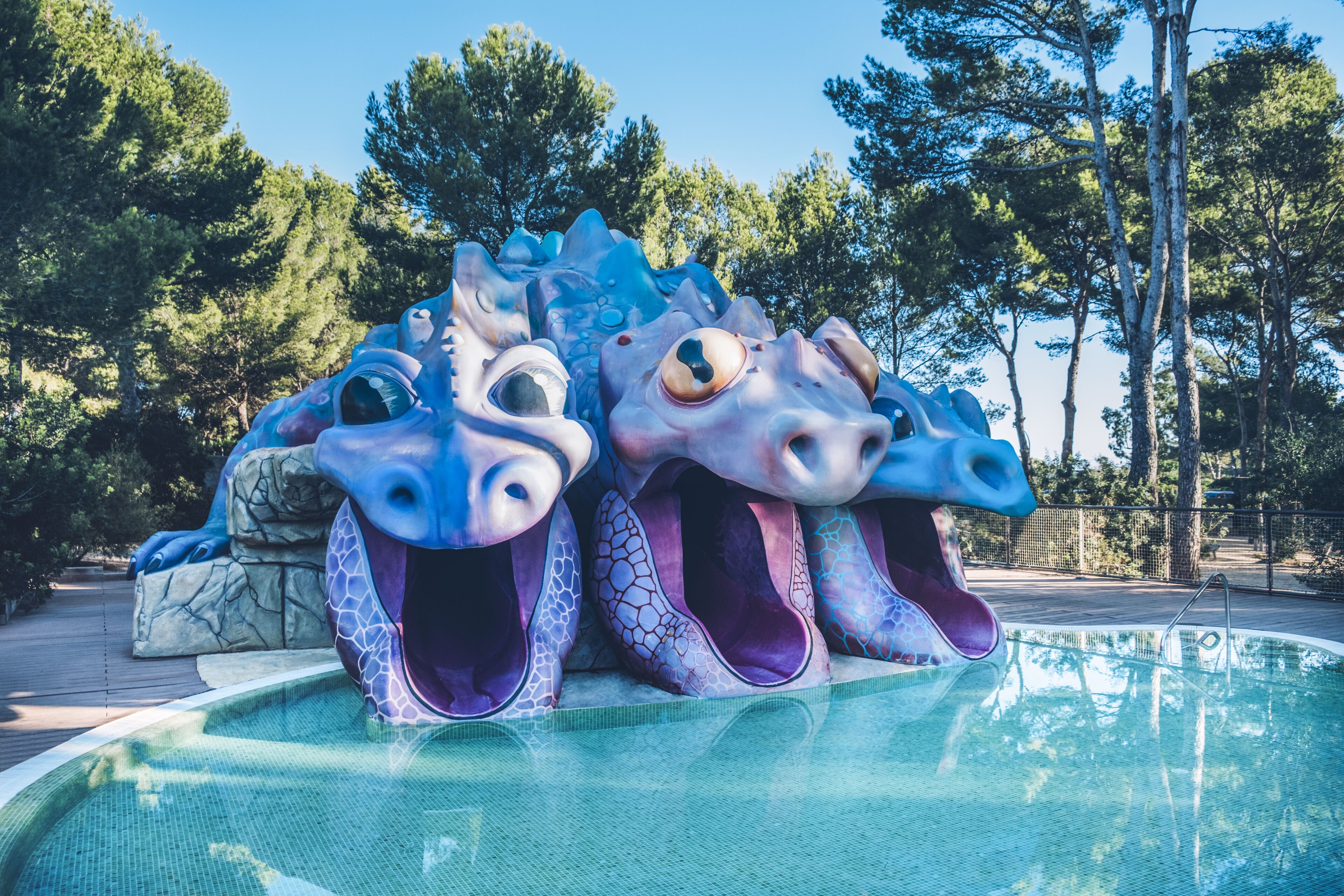 Piscine extérieure, parasols de plage, chaises longues