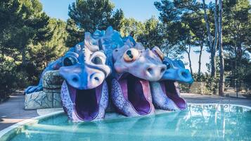 Piscine extérieure, parasols de plage, chaises longues