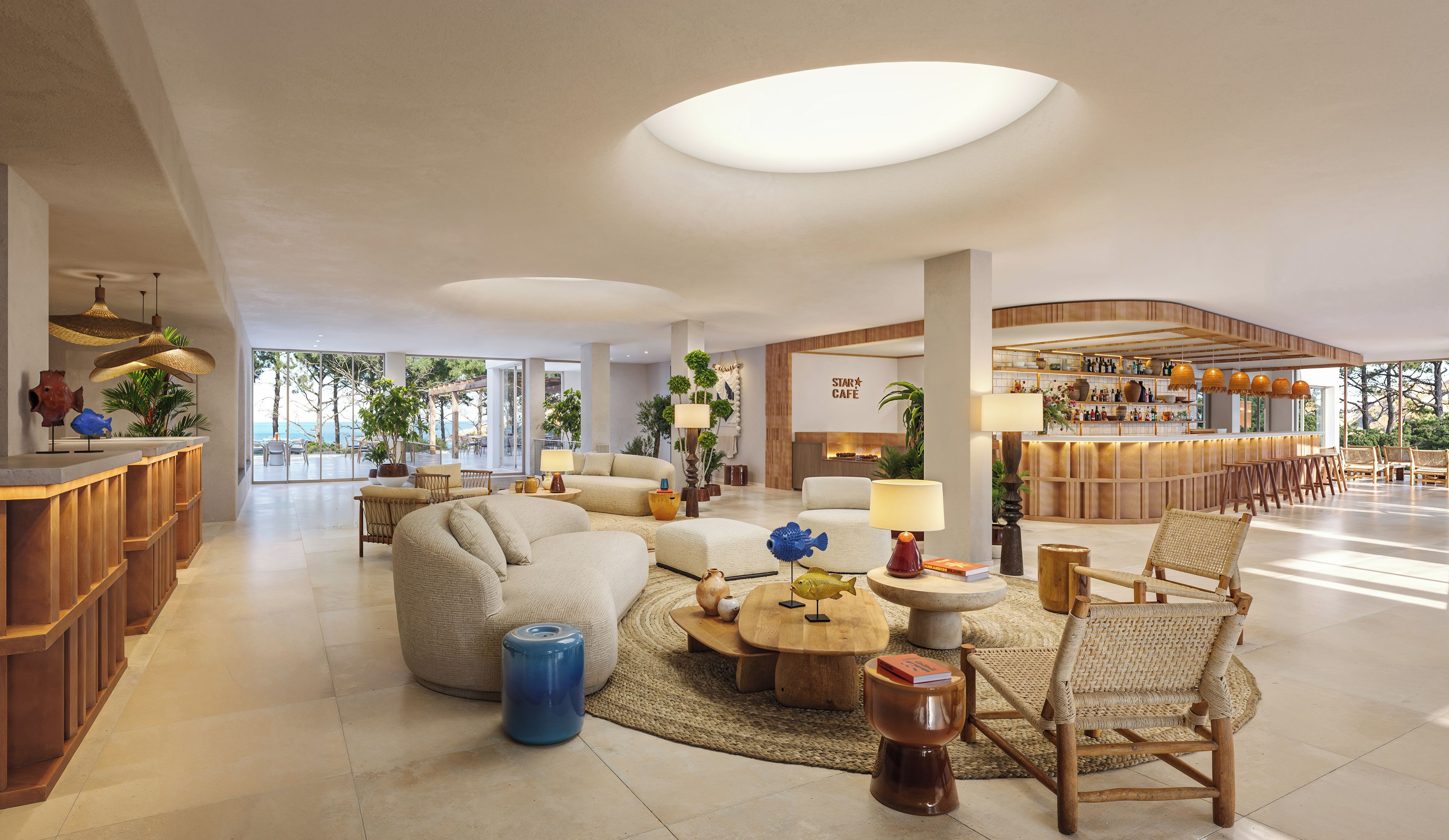 Un vestíbulo amplio con zona de bar, asientos y vistas al exterior.