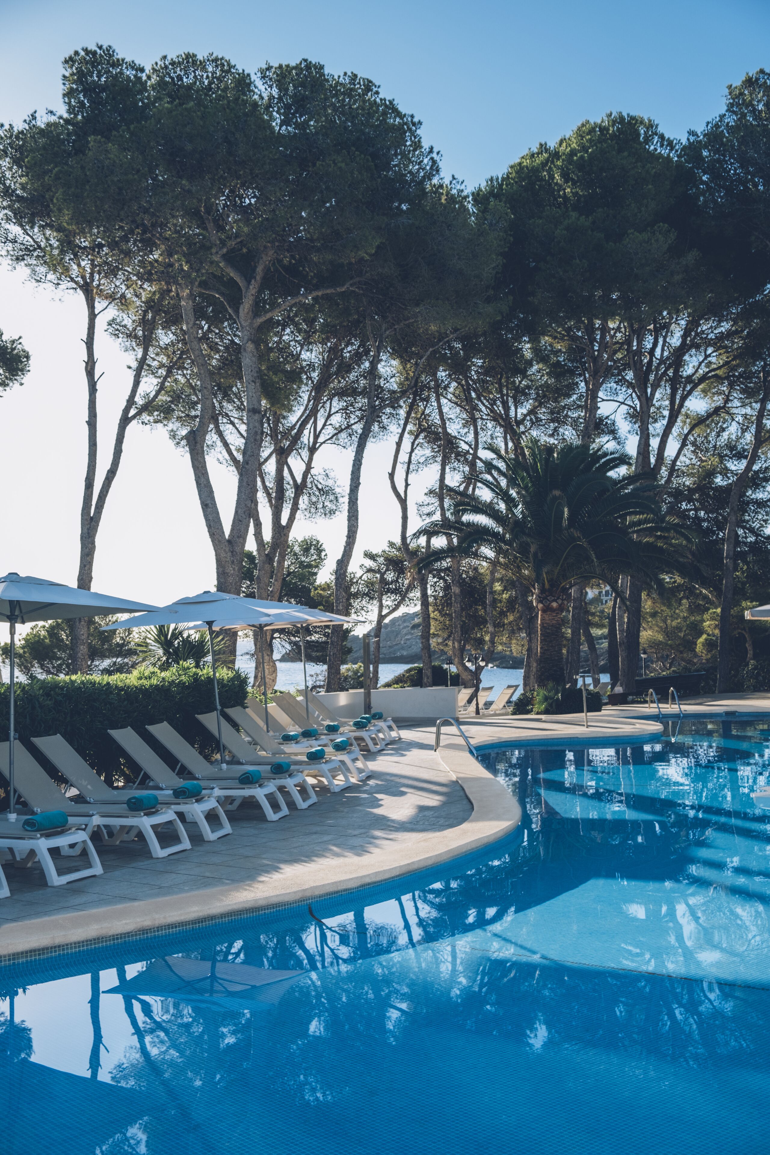 Piscina a l'aire lliure, para-sols i gandules 
