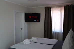 Doppelzimmer | Schreibtisch, laptopgeeigneter Arbeitsplatz, Verdunkelungsvorhänge
