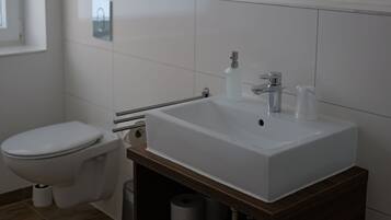 Basic-Zweibettzimmer | Badezimmer | Dusche, HandtĂŒcher