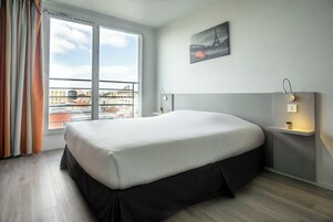 Escritorio, cortinas blackout, wifi gratis y ropa de cama