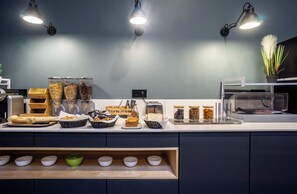 朝食 (ビュッフェ)、毎日提供 (有料)