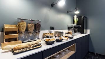 Bữa sáng buffet hàng ngày (12 EUR/mỗi người)