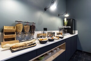 Desayuno buffet diario (EUR 12 por persona)