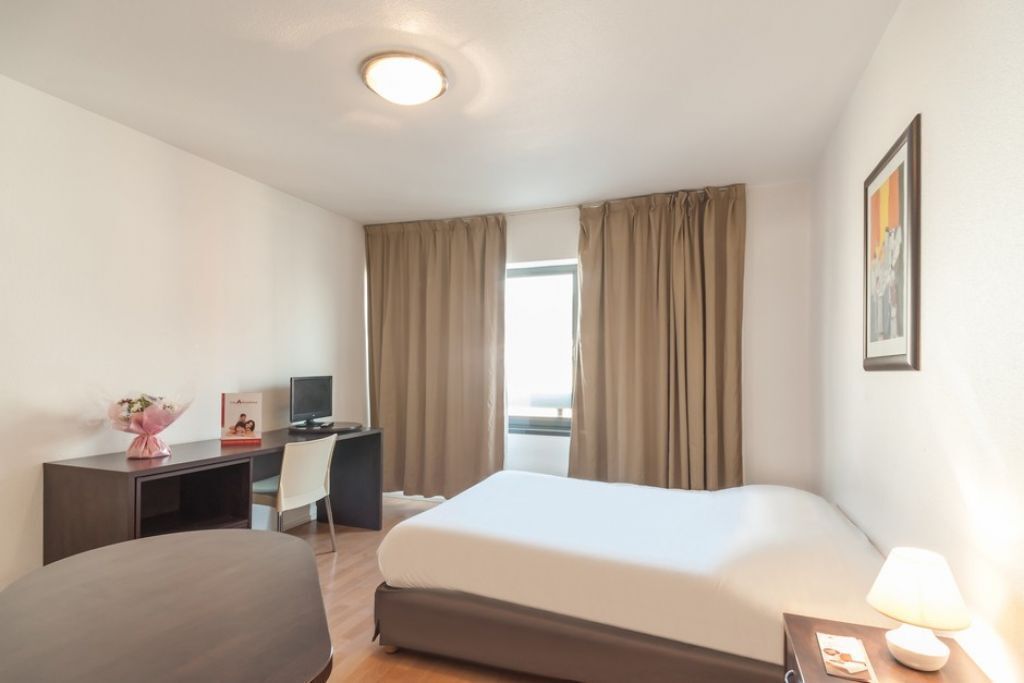 Een bureau, verduisterende gordijnen, gratis wifi, beddengoed