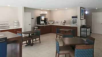 Desayuno continental gratuito y diario