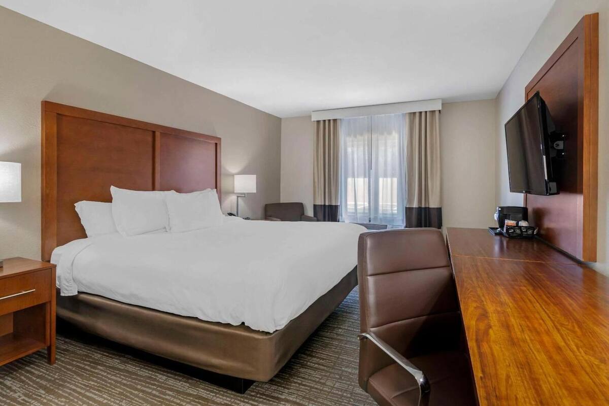 In-room safe, desk, laptop workspace, blackout drapes