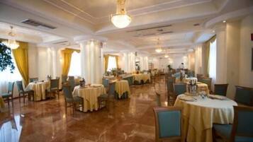 TĂ€gliches inbegriffenes nach Wunsch zubereitetes FrĂŒhstĂŒck