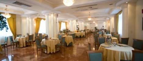 Free daily cooked-to-order breakfast