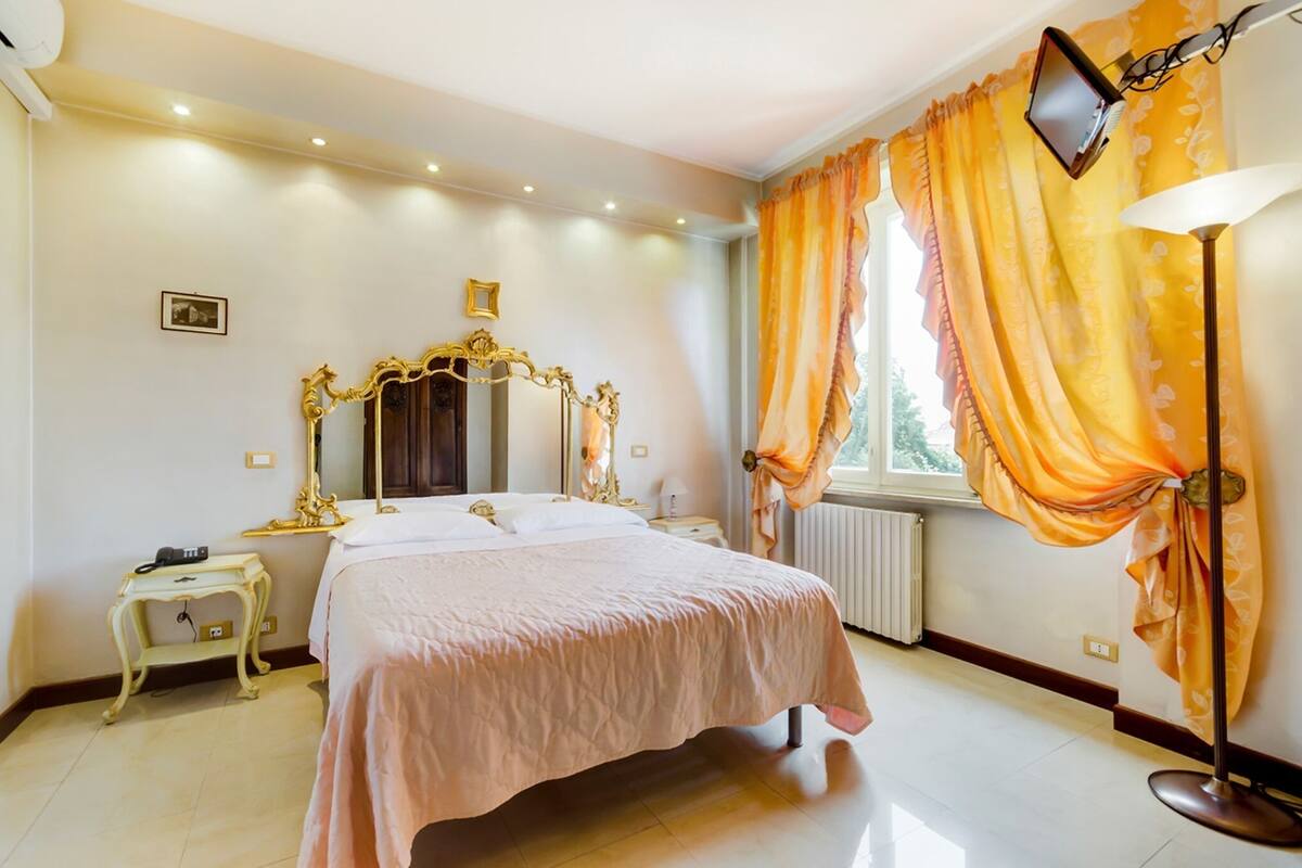 In-room safe, free WiFi, bed sheets
