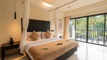 Un dormitorio moderno con una cama grande, una mesita de noche y una vista al exterior a través de amplios ventanales.