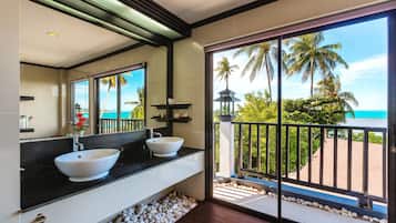 Grand Suite, Non Smoking, Sea View | Bathroom | Shower, free toiletries, hair dryer, bathrobes