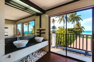 Grand Suite, Non Smoking, Sea View | 浴室 | 淋浴设施、免费洗浴用品、吹风机、浴袍