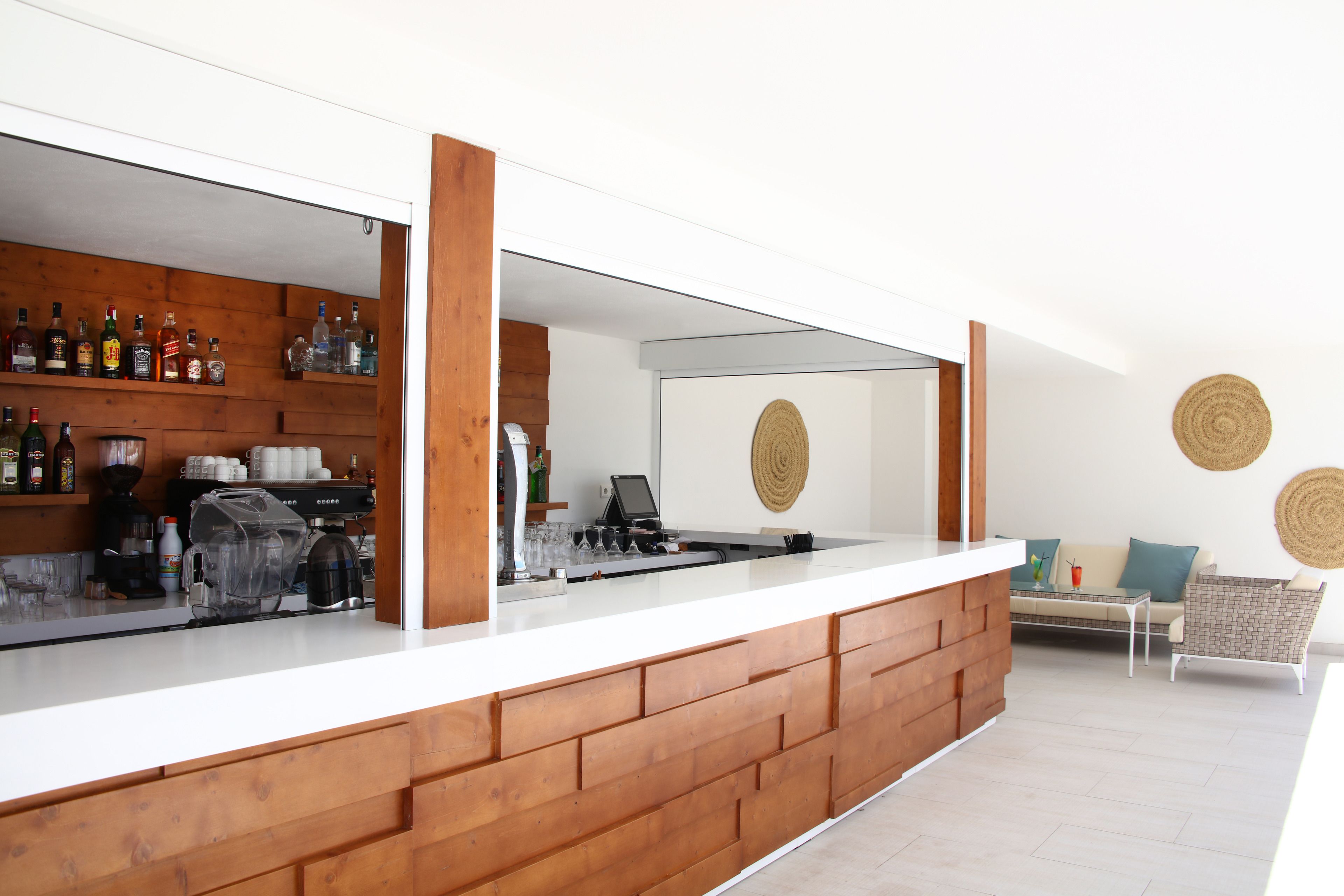 3 bars/lounges, wine bar