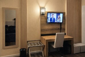 書桌、免費無線上網、床單