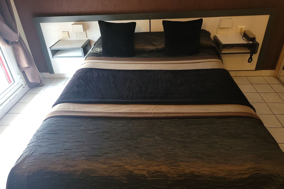 desk, free wifi, bed sheets