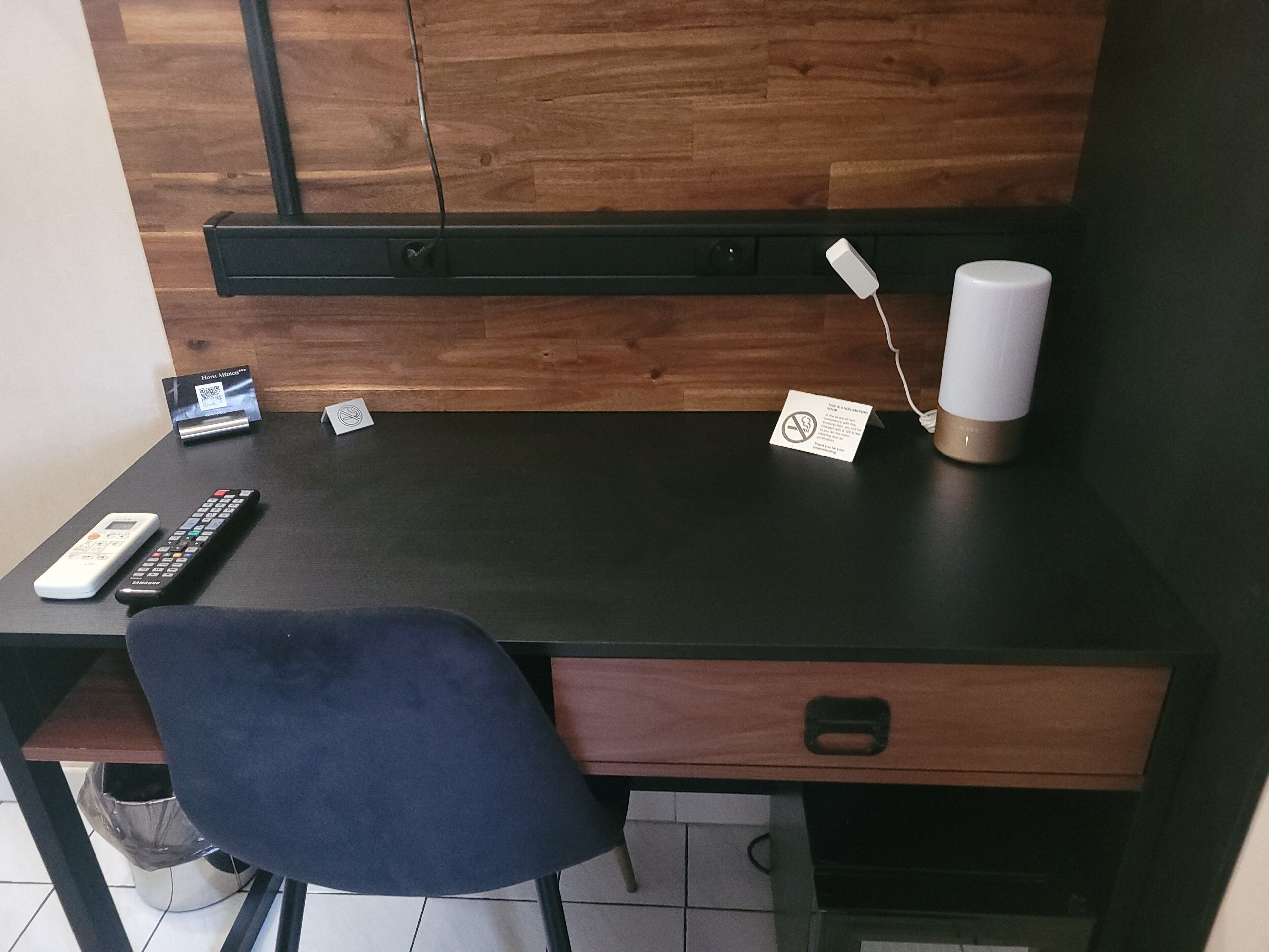 desk, free wifi, bed sheets