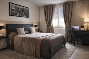 書桌、免費無線上網、床單