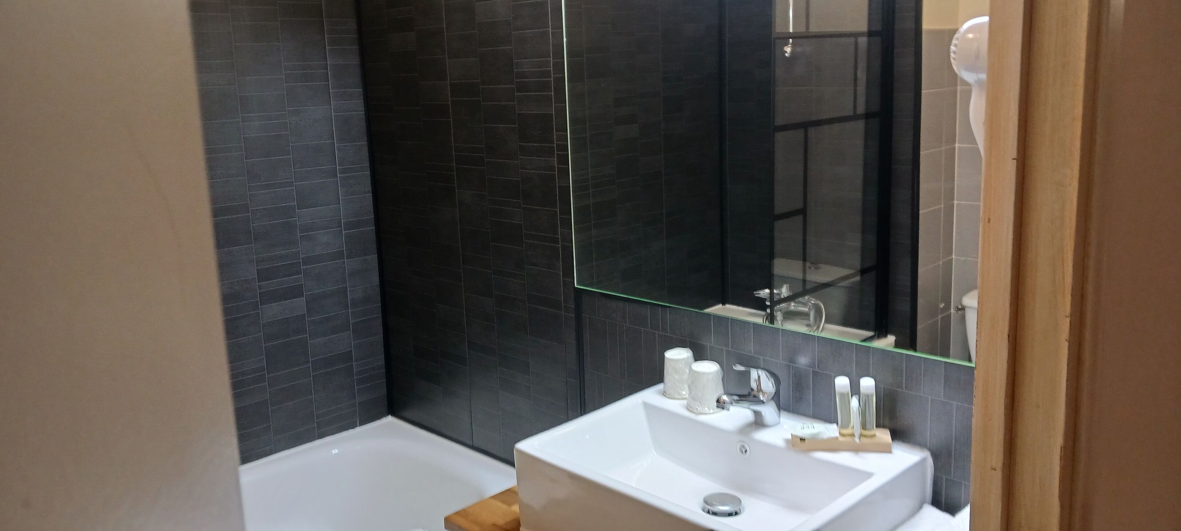 comfort double room, 1 double bed | bathroom | combined shower/bathtub, hydromassage showerhead, hair dryer, towels