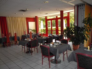 Kontinental frukost varje dag (EUR 12.50 per person)