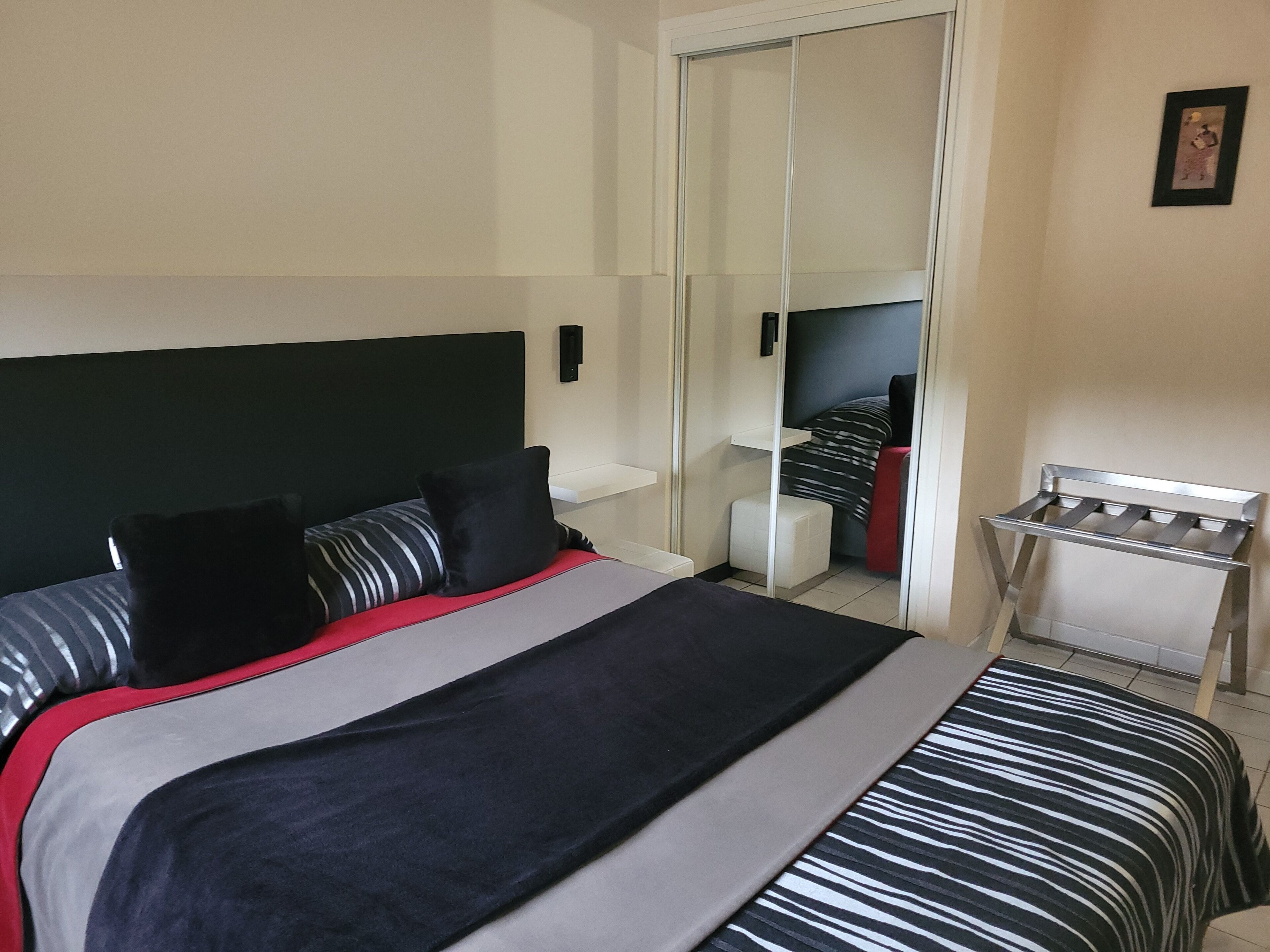 desk, free wifi, bed sheets