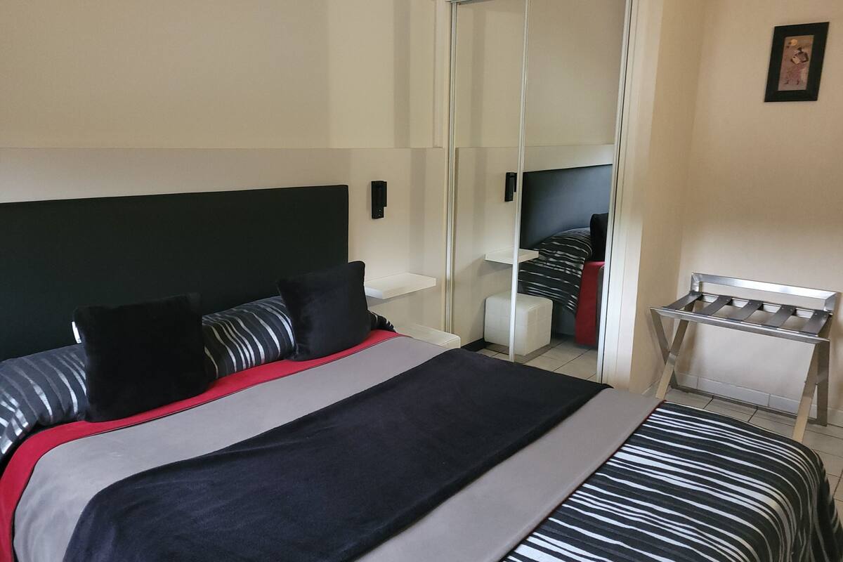 desk, free wifi, bed sheets