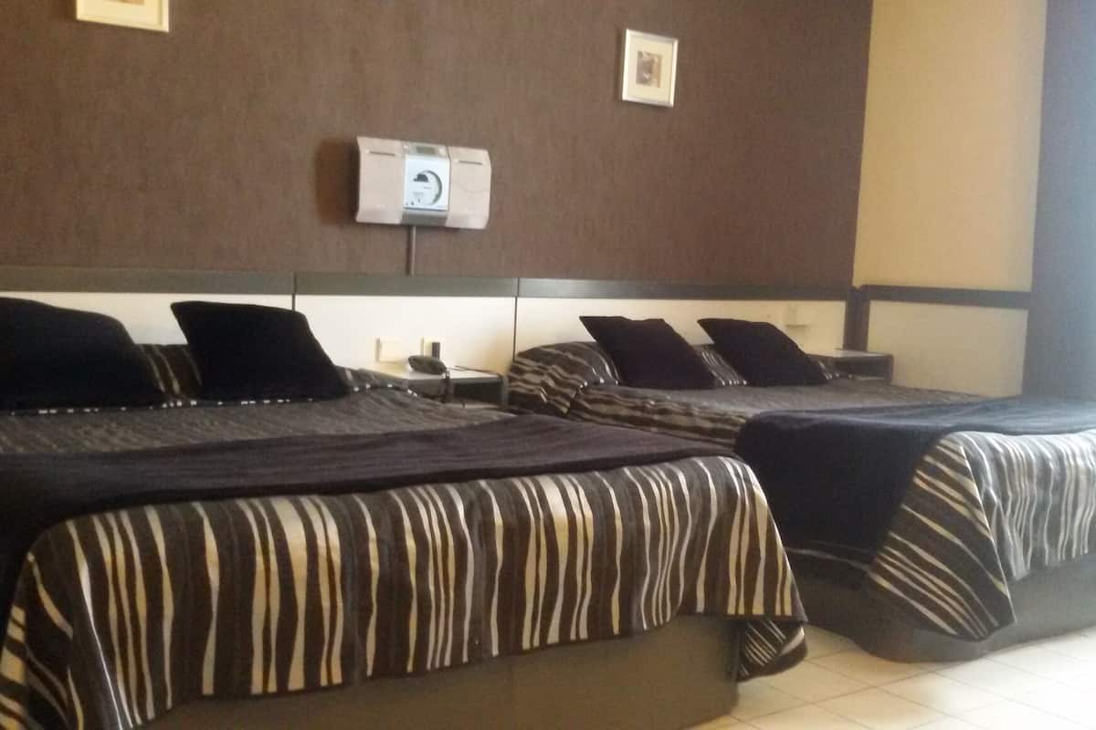 Comfort Triple Room | Desk, free WiFi, bed sheets