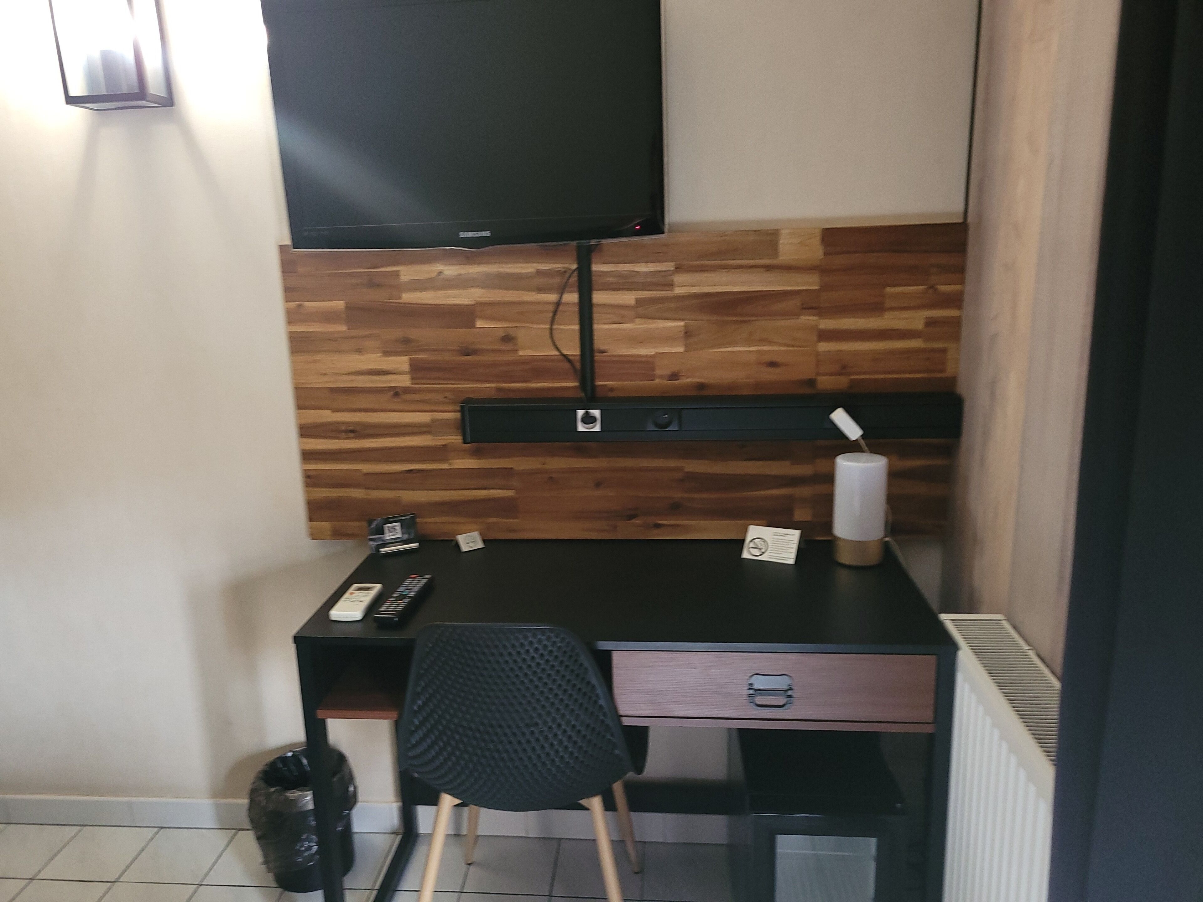 desk, free wifi, bed sheets