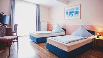 Doppelzimmer, 1 Doppelbett, Nichtraucher | Allergikerbettwaren, VerdunkelungsvorhĂ€nge, BĂŒgeleisen/BĂŒgelbrett