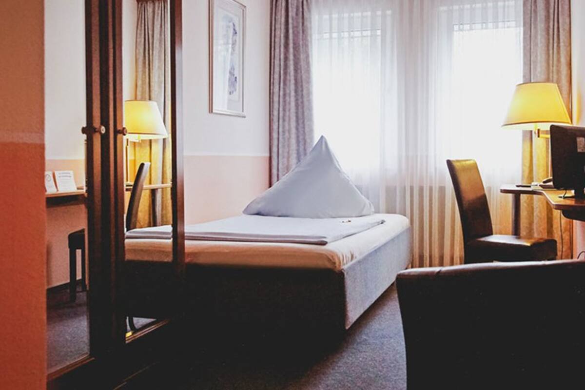 single room | hypo-allergenic bedding, blackout curtains, iron/ironing board