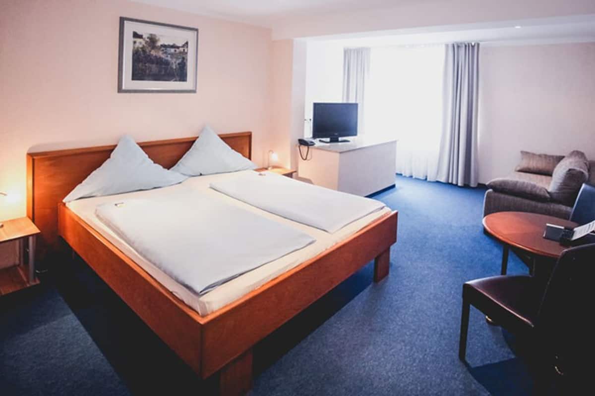 Triple Room | Hypo-allergenic bedding, blackout curtains