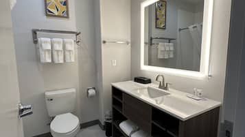 Une salle de bain moderne équipée de toilettes, d’un lavabo et d’un meuble-lavabo.