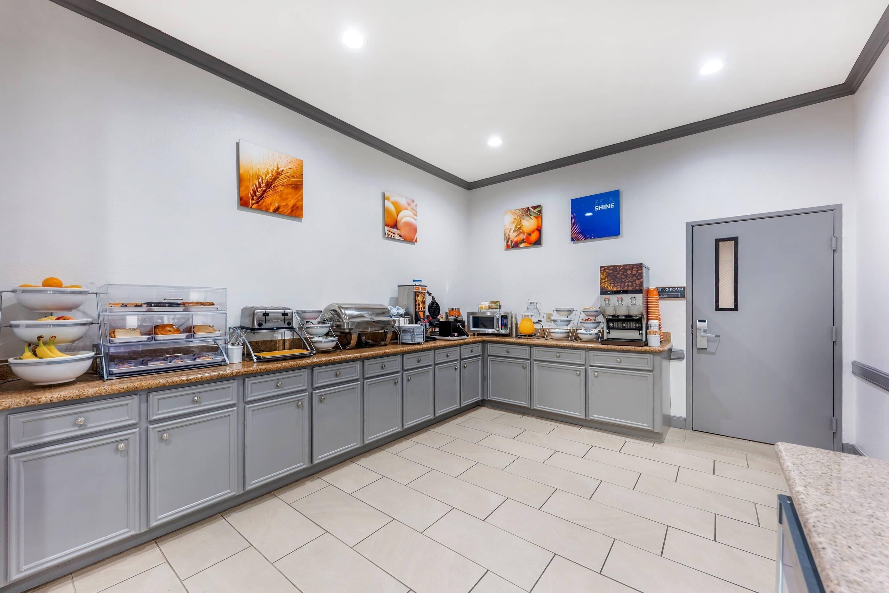 Una cocina moderna con montaje tipo bufé, que incluye un tostador, una cafetera y diversos recipientes para alimentos.