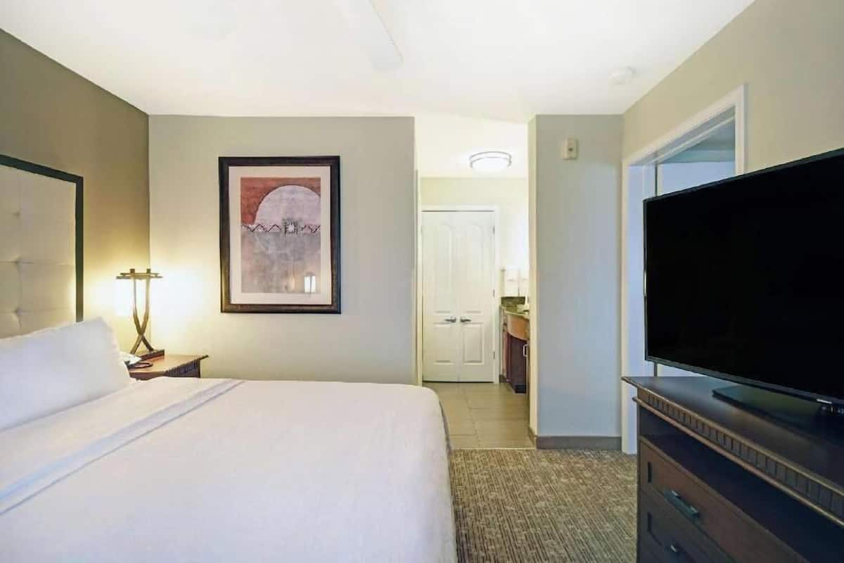 Premium bedding, in-room safe, desk, laptop workspace