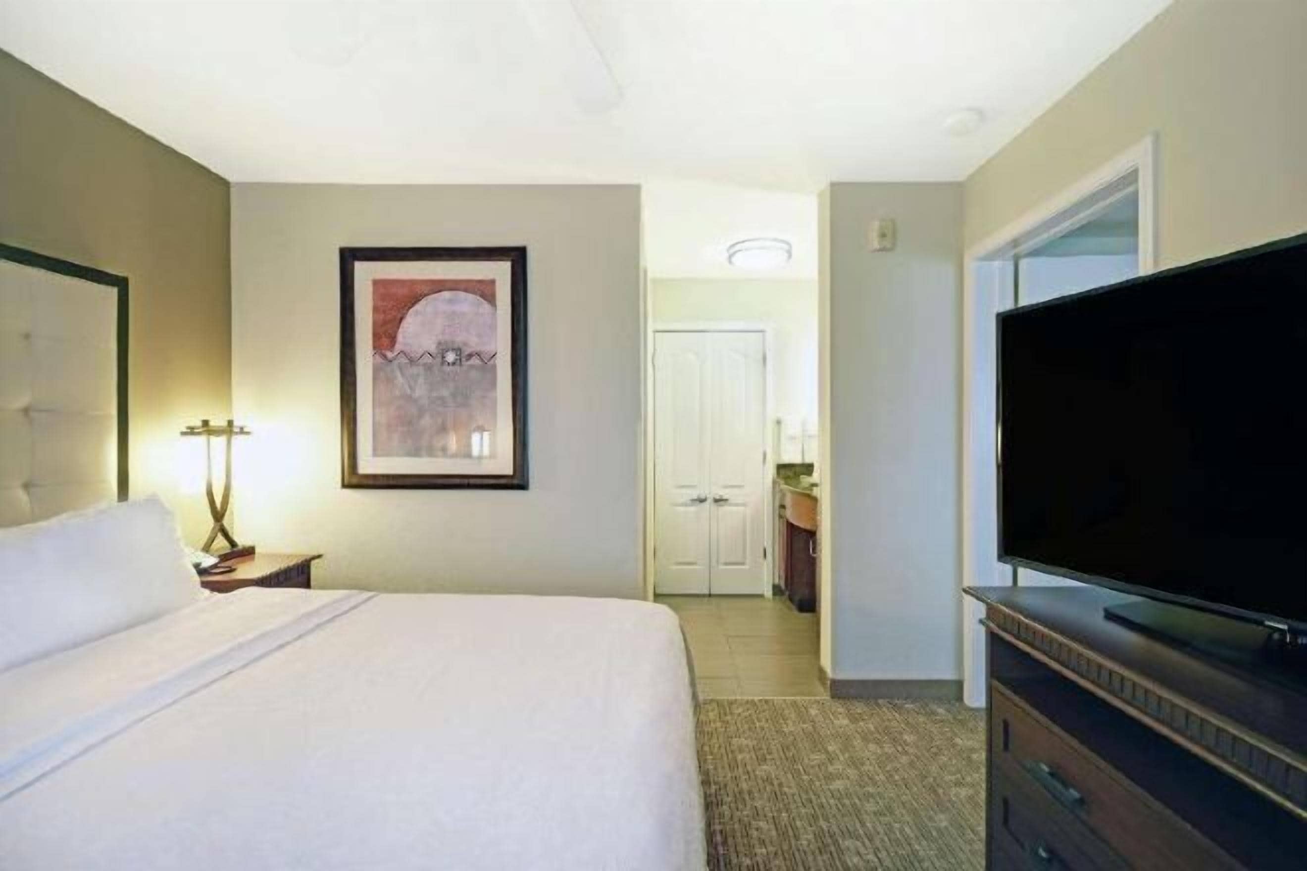 Ropa de cama de alta calidad y caja de seguridad en la habitación 