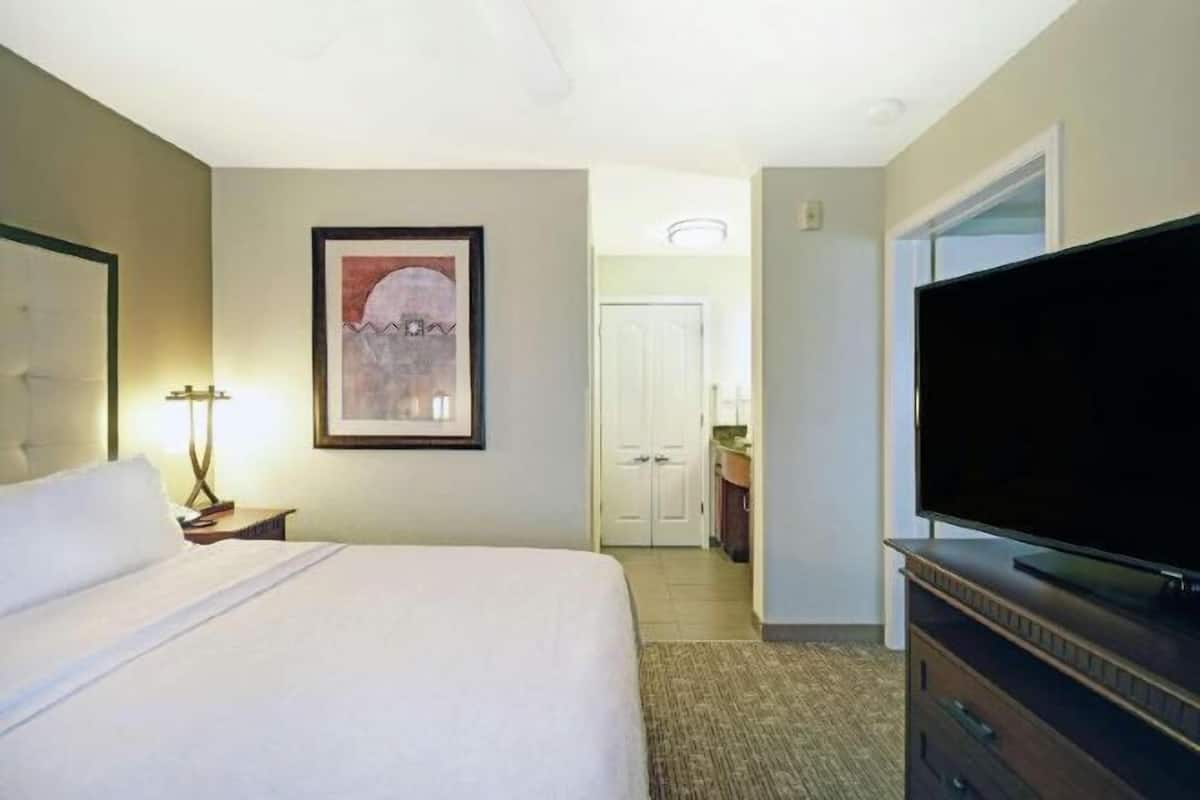 Ropa de cama de alta calidad y caja de seguridad en la habitación