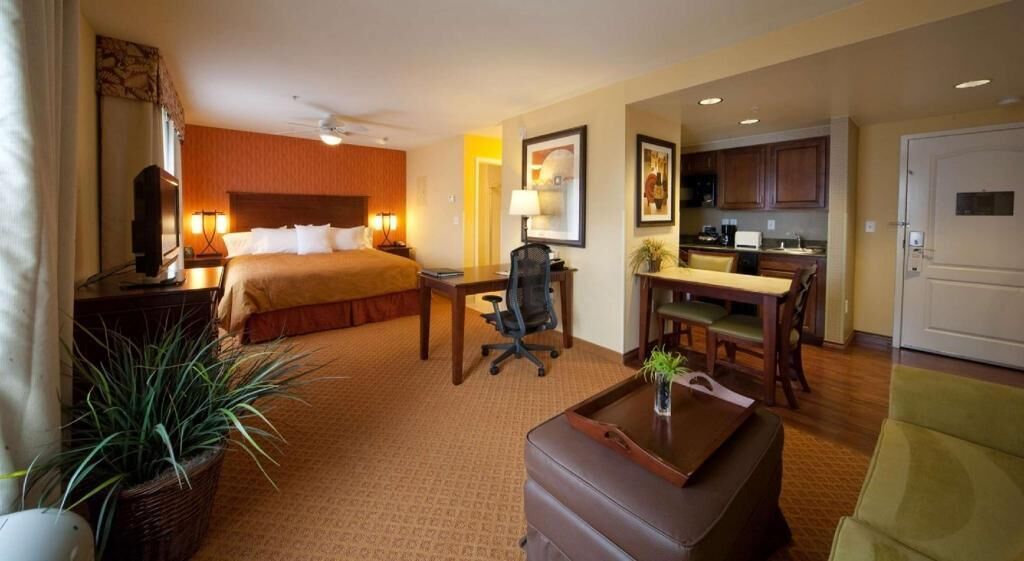 Premium bedding, in-room safe, desk, laptop workspace