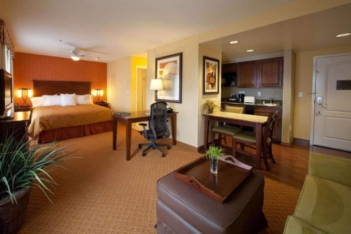 Premium bedding, in-room safe, desk, laptop workspace