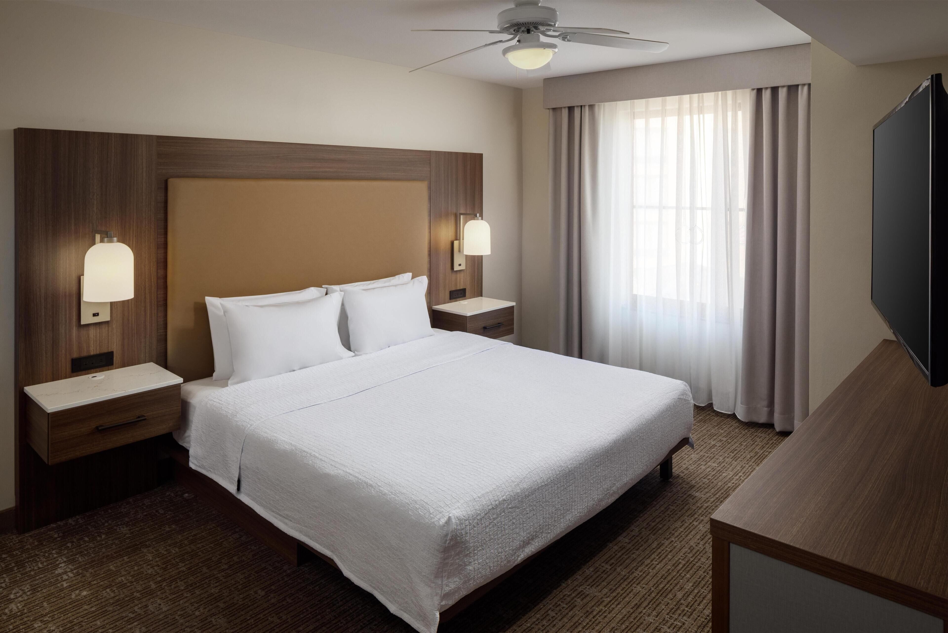 Ropa de cama de alta calidad, caja fuerte, escritorio