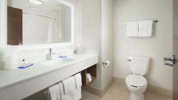 Combined shower/bathtub, free toiletries, hair dryer, towels